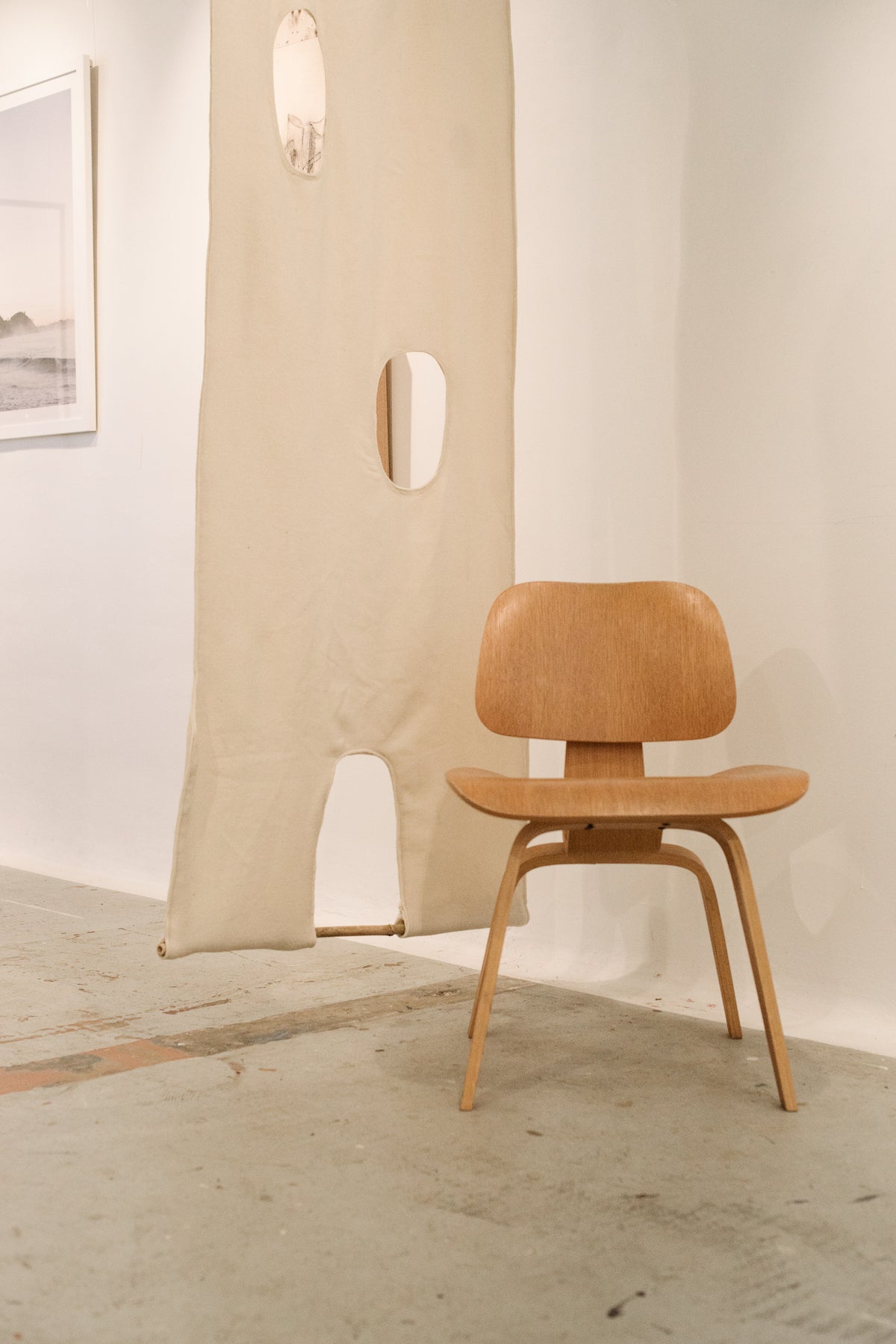 Room divider for kotahi tanga